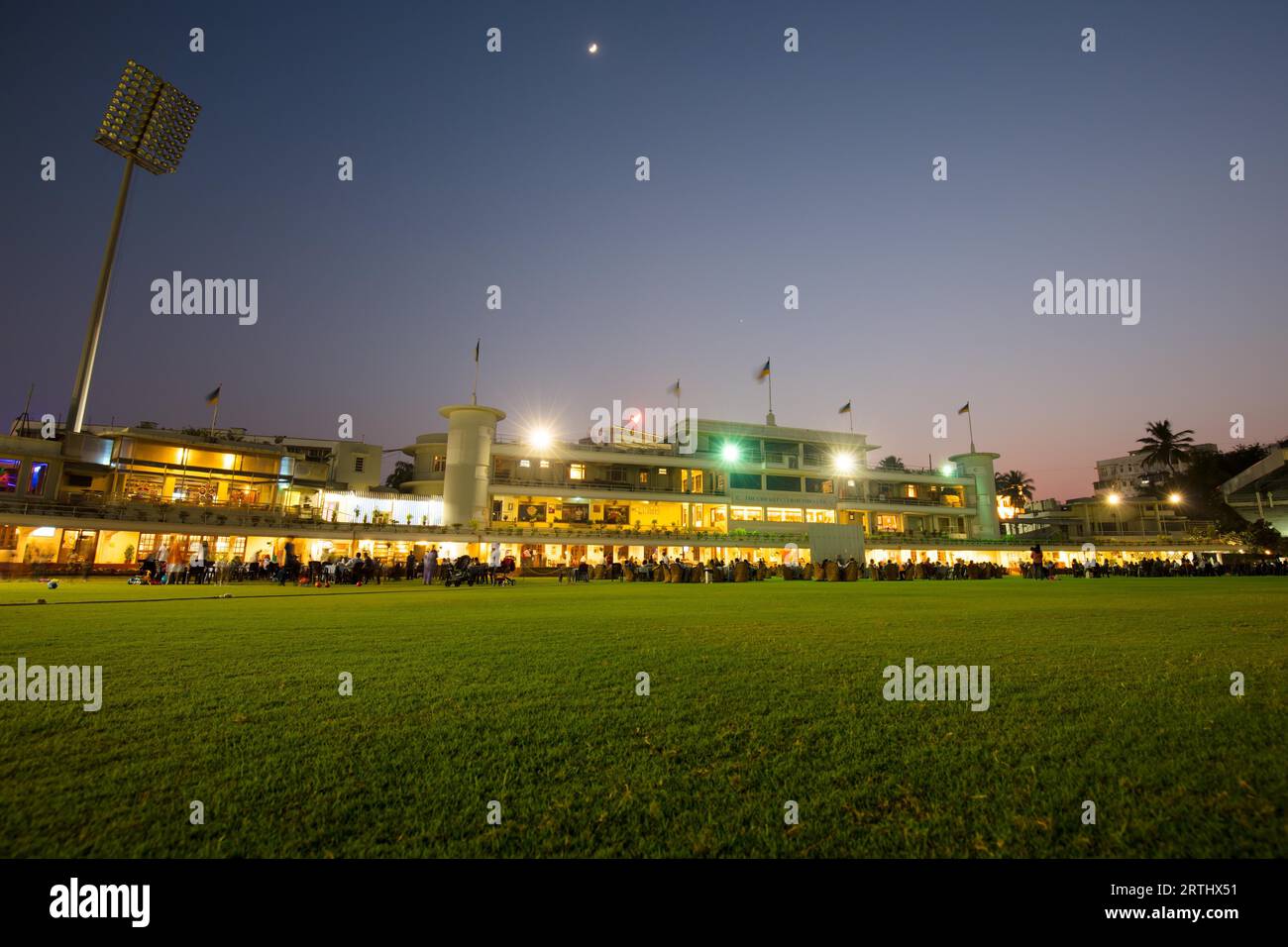 Der berühmte Cricket Club of India, der Abend Brabourne Stadium an einem Sommertag Stockfoto