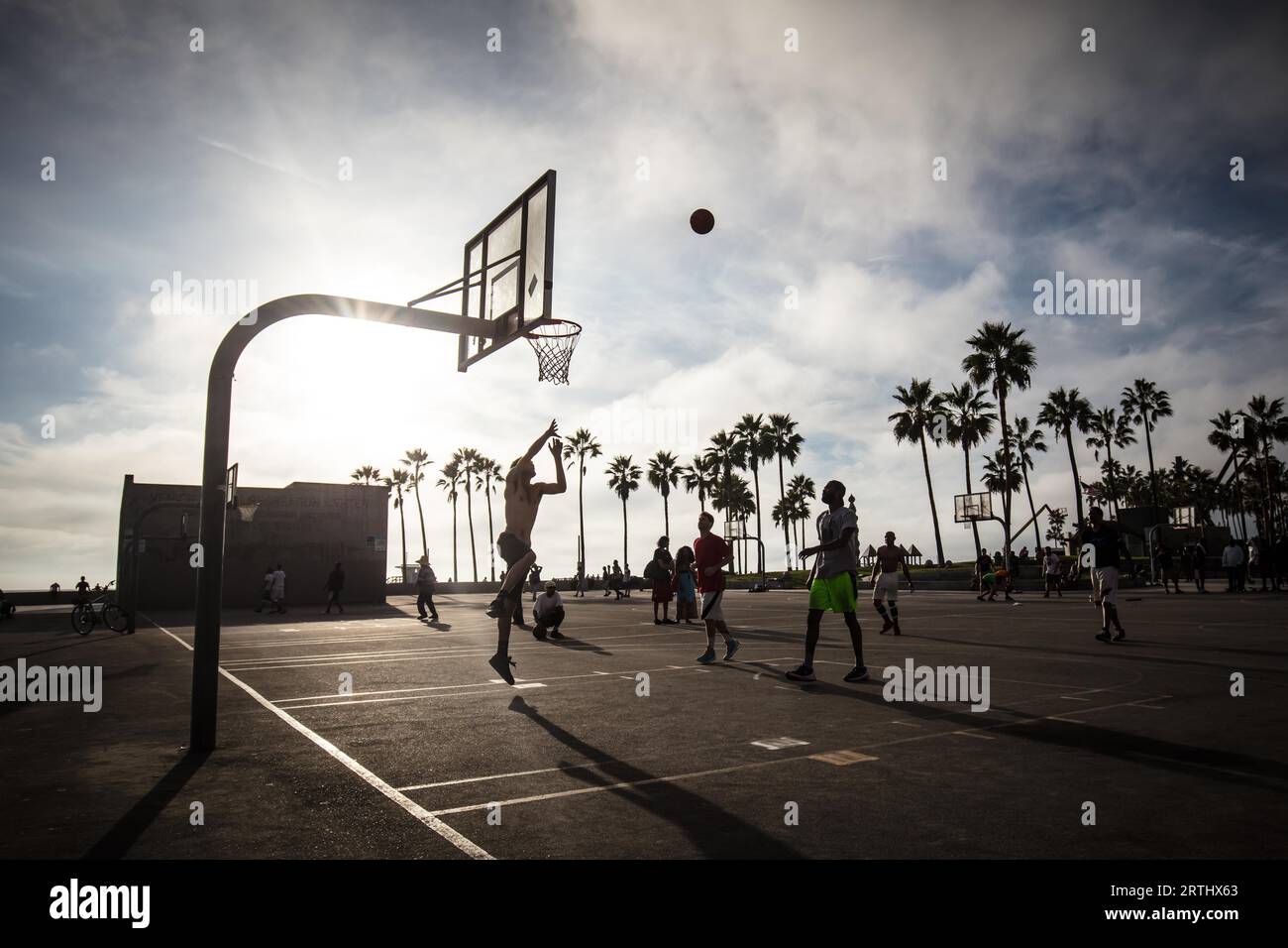 LOS ANGELES, USA, 22. Oktober 2017: Öffentliche Basketballspiele im Venice Beach Recreation Center in Los Angeles, Kalifornien, USA Stockfoto