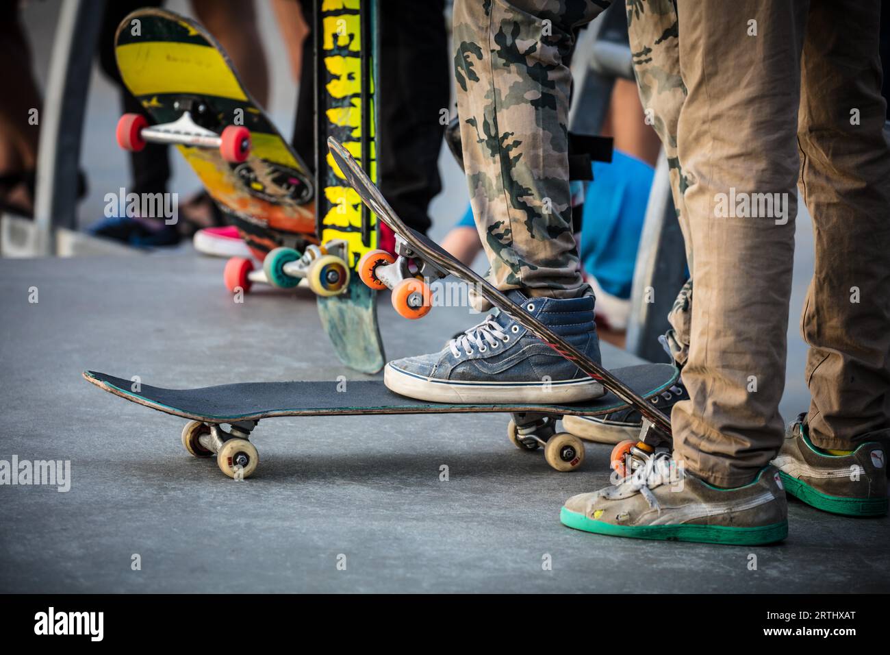 Ein Skateboarder in Aktion am Venice Beach Skate Park in Los Angeles, Kalifornien, USA Stockfoto