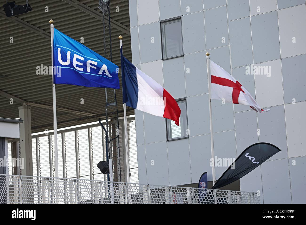 UEFA-Flagge, die Nationalflagge Frankreichs und die Nationalflagge Englands. Stockfoto