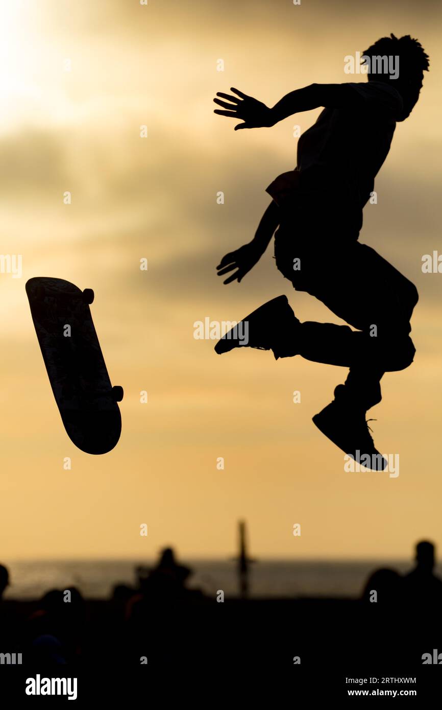 Ein Skateboarder in Aktion am Venice Beach Skate Park in Los Angeles, Kalifornien, USA Stockfoto