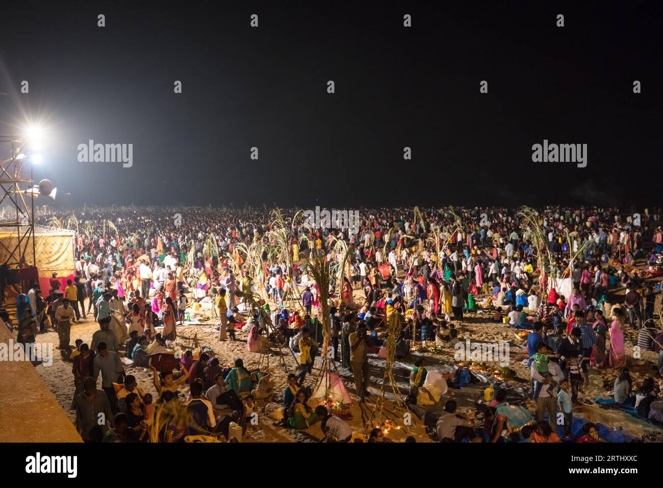 Mumbai, Indien, 6. November: Das antike Hindu Chhath Puja Festival wird am Juhu Beach in Mumbai am 6. November 2016 gefeiert Stockfoto