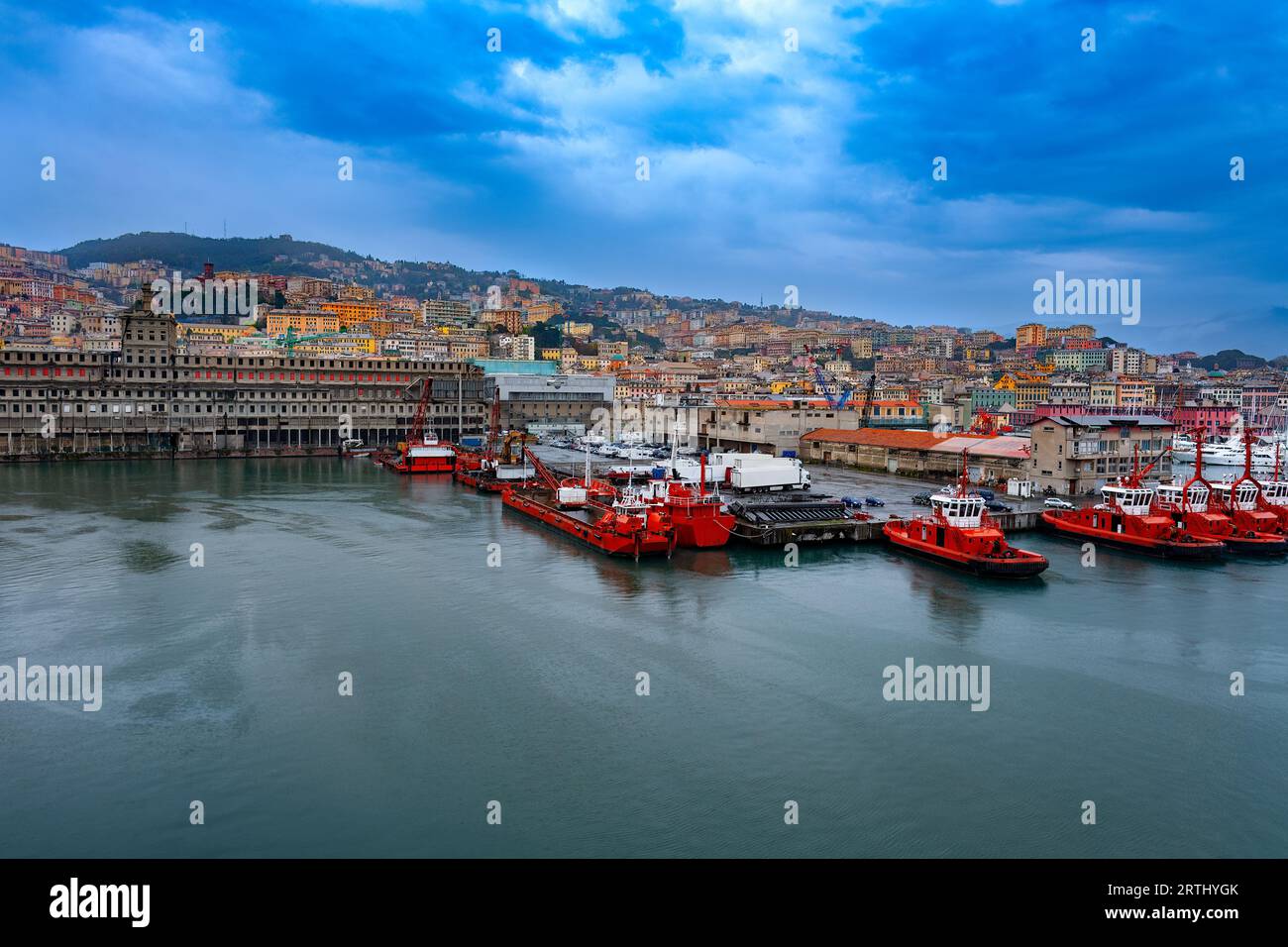 Panoramablick auf die Uferpromenade von Genua und den Hafen in Italien Stockfoto