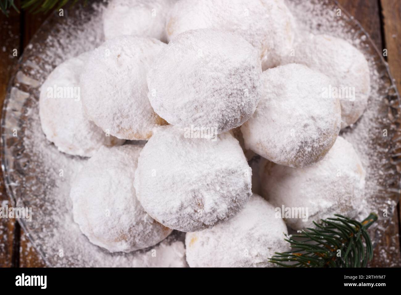 Traditionellen Weihnachtsplätzchen mit Mandeln auf dunklem Holz Stockfoto