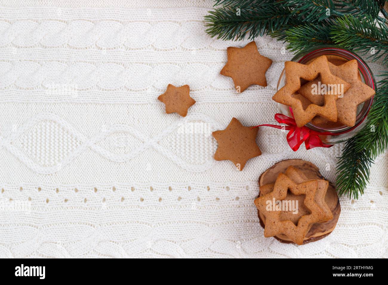 Hausgemachte weihnachtskekse auf weißem gestricktem Hintergrund, Kopierraum Stockfoto