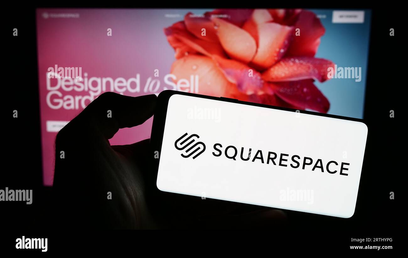 Person, die ein Smartphone mit dem Logo der US-Website-Building-Firma Squarespace Inc. Auf dem Bildschirm vor der Webseite hält. Konzentrieren Sie sich auf das Display des Telefons. Stockfoto