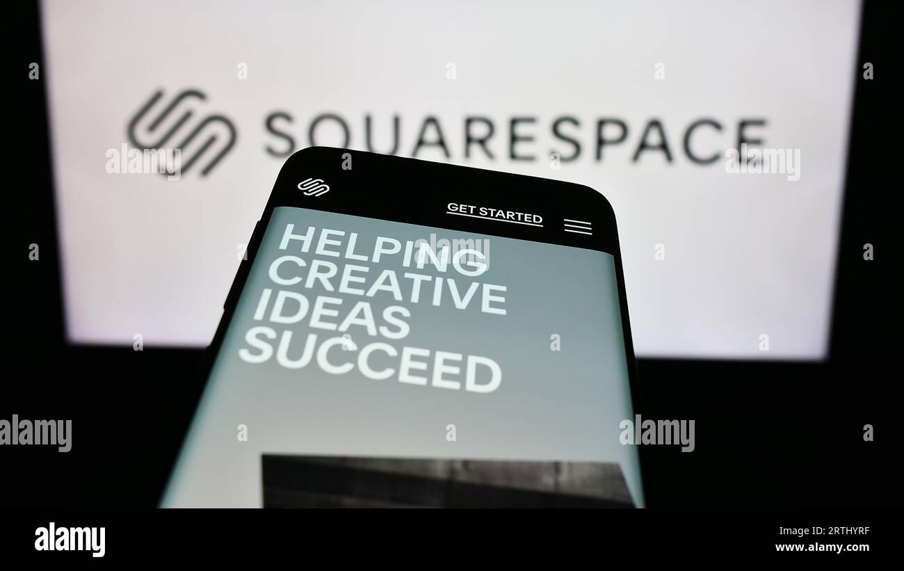 Mobiltelefon mit Webseite der US-amerikanischen Website-Building-Firma Squarespace Inc. Auf dem Bildschirm vor dem Logo. Konzentrieren Sie sich auf die obere linke Ecke des Telefondisplays. Stockfoto