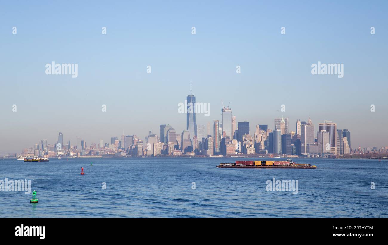 New York, Vereinigte Staaten von Amerika, 18. November 2016: Ein Containerschiff vor der Skyline von Lower Manhattan Stockfoto