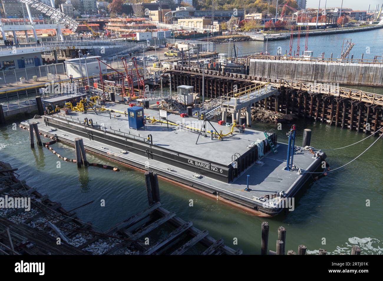 Staten Island, Vereinigte Staaten von Amerika, 18. November 2016: Ein Ölkahn, der in einem Dock auf Staten Island verankert ist Stockfoto