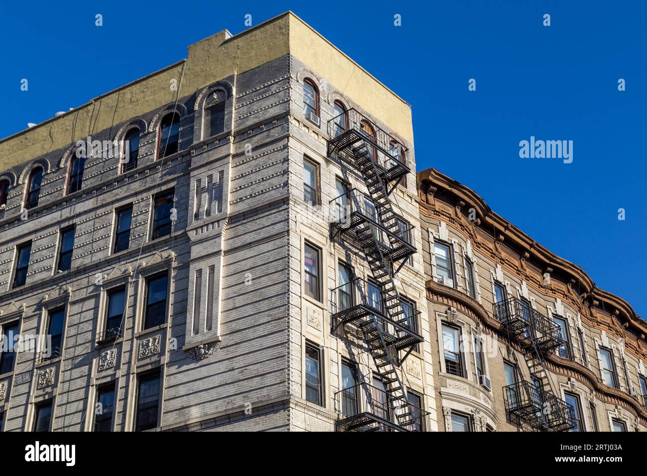 New York, Vereinigte Staaten von Amerika, 19. November 2016: Wohnhäuser mit typischen Feuerwehren in Manhatten Stockfoto
