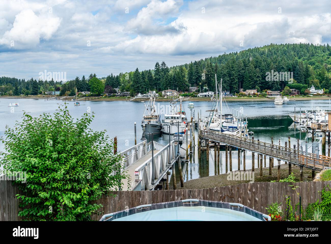 Ein Blick auf die Docks und das Boot in Gig Harbor, washington. Stockfoto