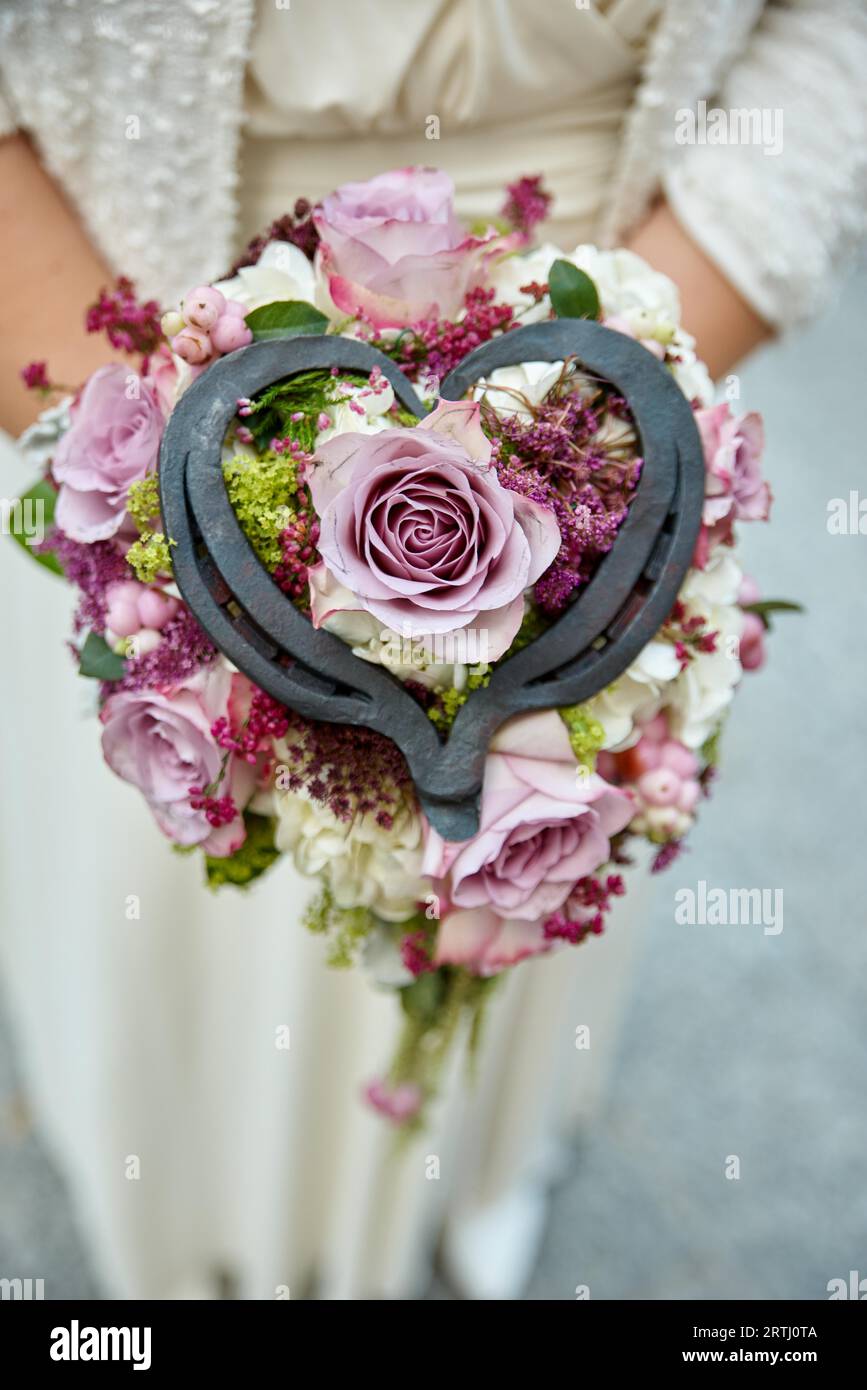 Braut mit Hochzeitsstrauß und rosa Rosen Stockfoto