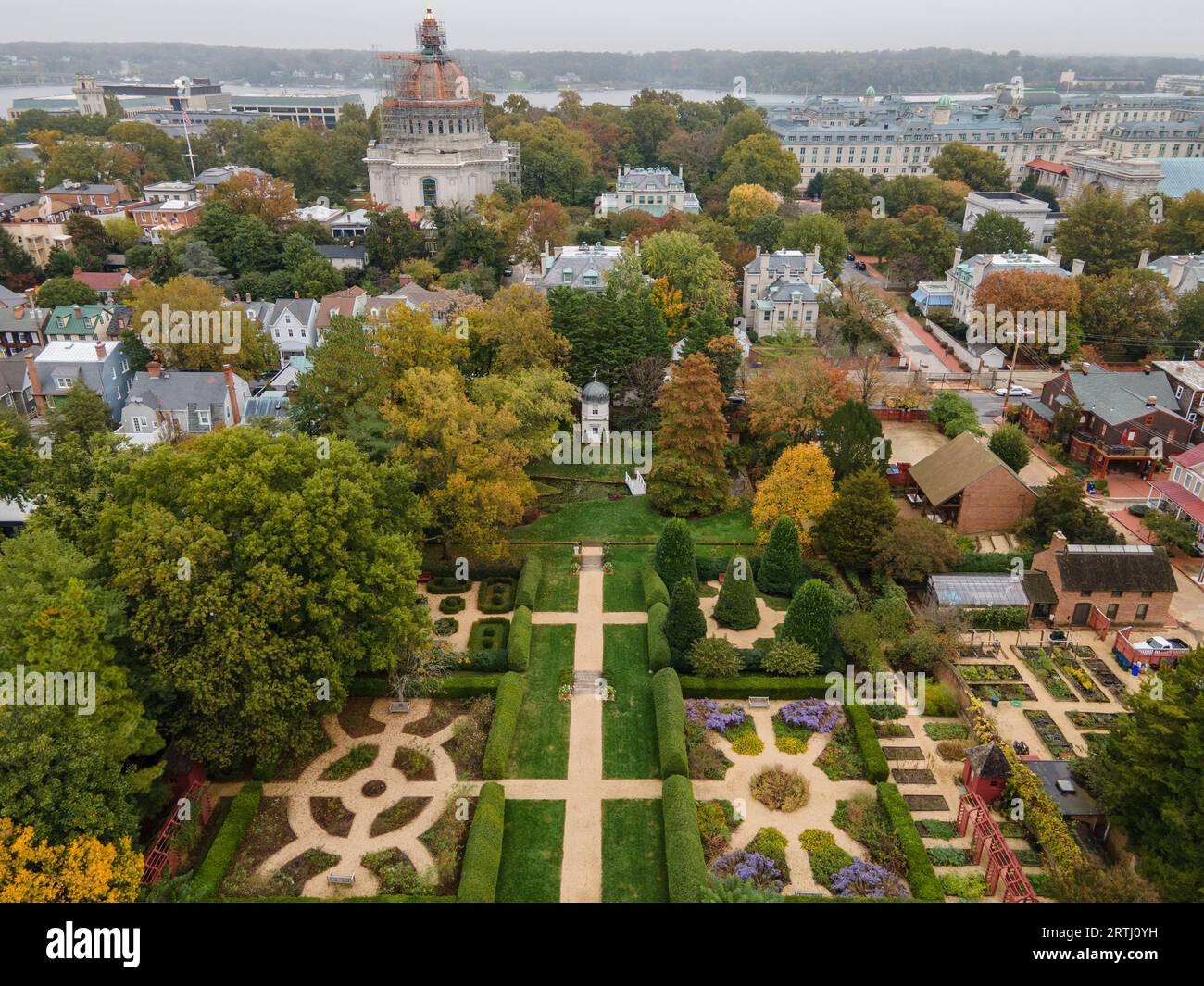 Luftaufnahme des William Paca Garden mit der Naval Academy Chapel im Hintergrund in Annapolis, Maryland Stockfoto