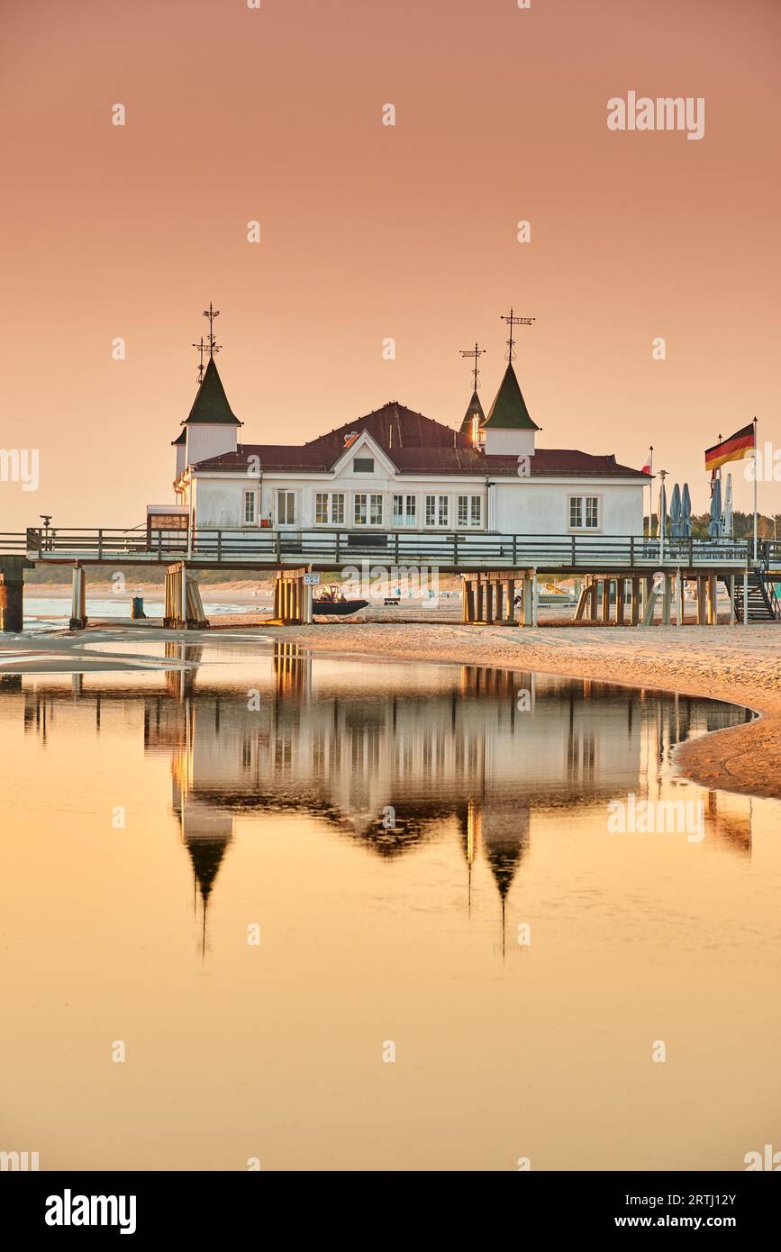 vormittagszeit am ostseestrand und Blick auf den Ahlbeck Pier bei Sonnenaufgang Stockfoto