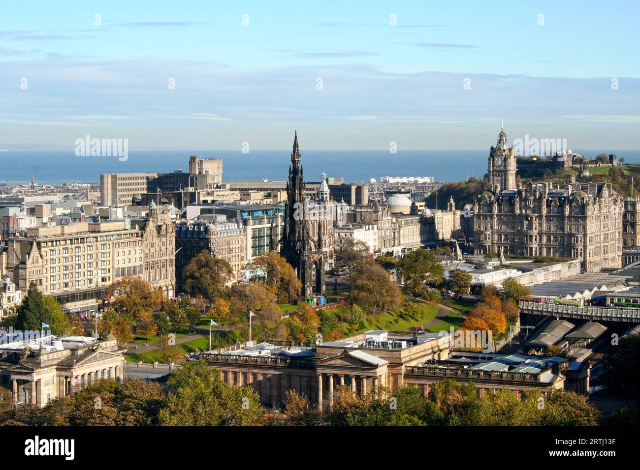 Edinburgh, Schottland - 2. November 2006: Blick auf die National Gallery of Scotland, die Royal Scottish Academy, die Balmoral, das ScotlandsPeople Centre Stockfoto