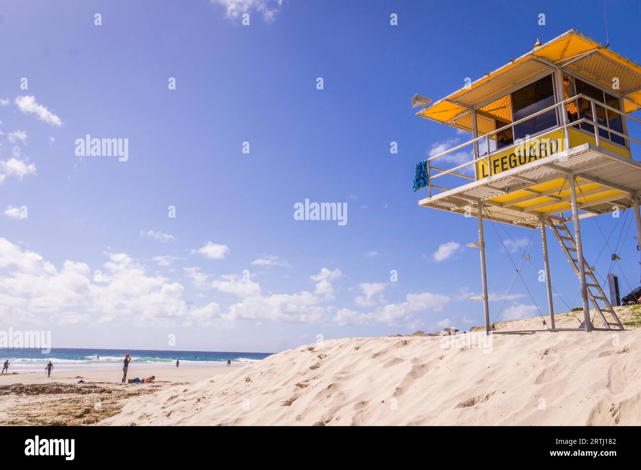 Gold Coast, Australien am 16. August 2016: Gelber Rettungsschwimmturm mit Blick auf den Strand mit blauem Himmel in Snapper Rocks, Surfers Paradise, Queensland Stockfoto