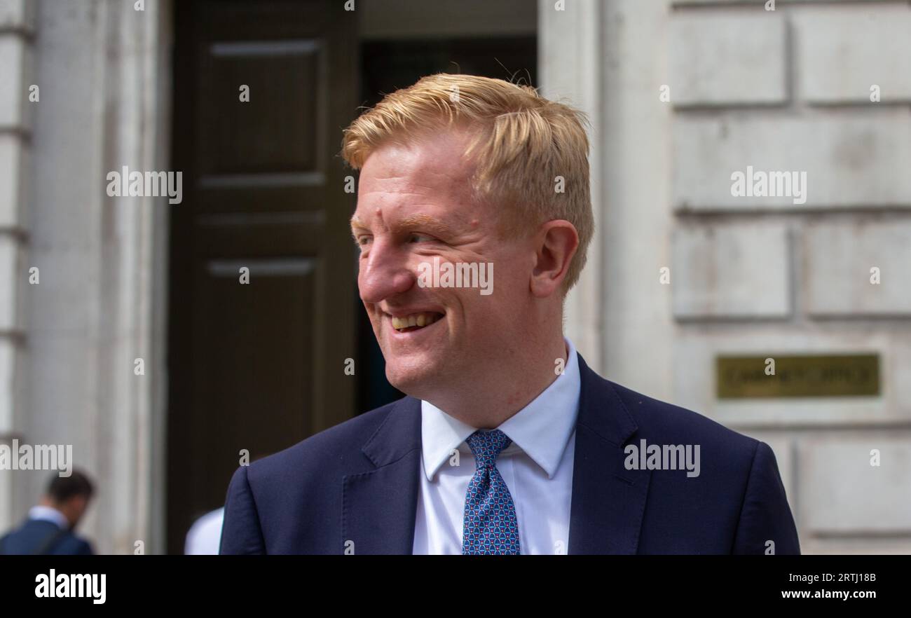 London, England, Großbritannien. September 2023. Der stellvertretende Premierminister und Kanzler des Herzogtums Lancaster OLIVER DOWDEN wird vor der 10 DOWNING Street als Kabinettssitzung gesehen. (Bild: © Tayfun Salci/ZUMA Press Wire) NUR REDAKTIONELLE VERWENDUNG! Nicht für kommerzielle ZWECKE! Stockfoto