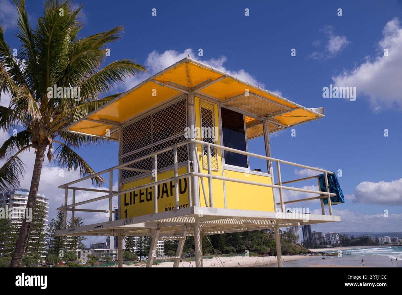 Der gelbe Rettungsschwimmturm mit Blick auf den Strand mit blauem Himmel in Snapper Rocks, Gold Coast, Queensland, Australien Stockfoto