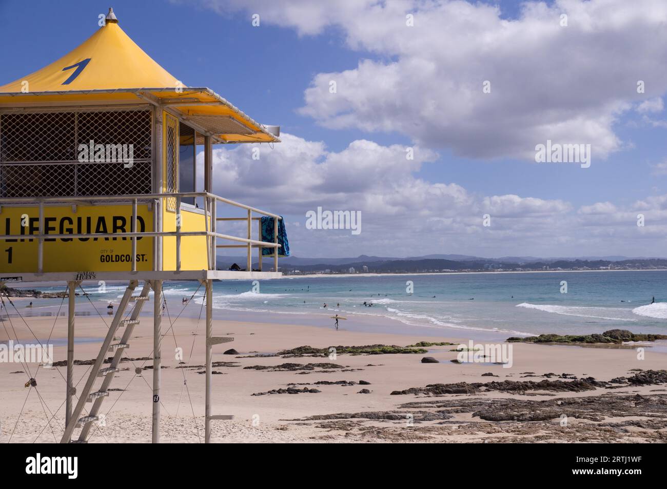 Der gelbe Rettungsschwimmturm mit Blick auf den Strand mit blauem Himmel in Snapper Rocks, Gold Coast, Queensland, Australien Stockfoto
