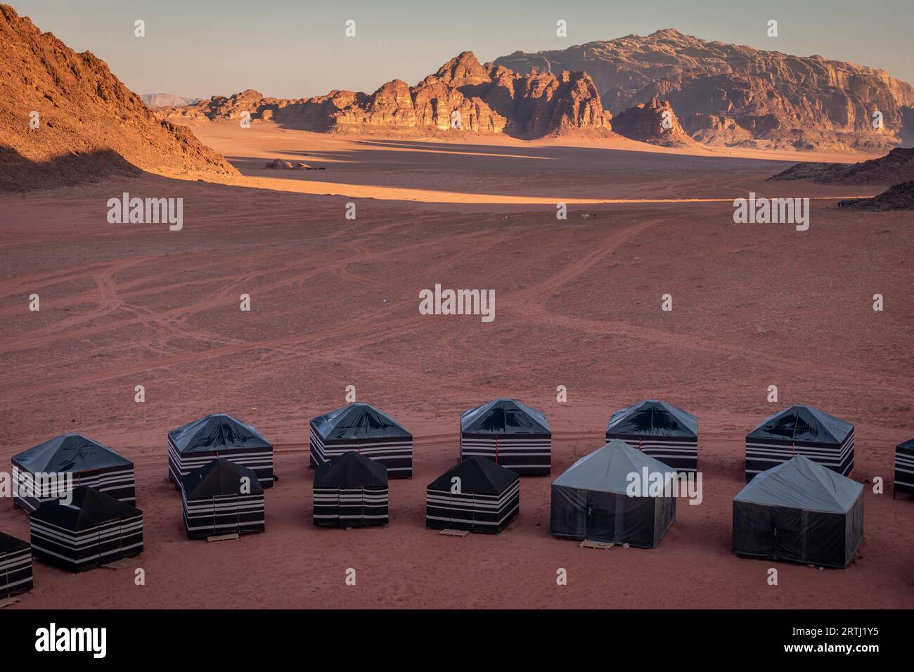 Das einzigartige Erlebnis des Besuchs der Wüste macht Wadi Rum zu einem lohnenswerten Halt bei einem Besuch in Jordanien. Dutzende von Beduin-Lagern bieten Touristen beduin Stockfoto