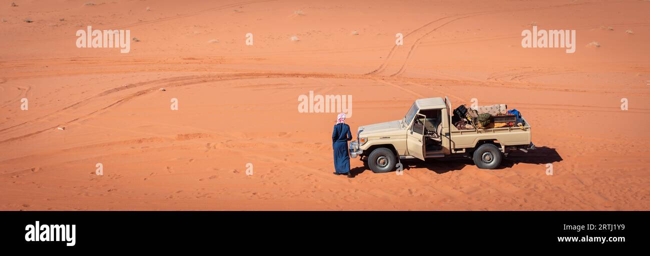 Das einzigartige Erlebnis, diese wunderschöne Wüste mit Geländefahrzeugen zu besuchen, macht Wadi Rum zu einem lohnenswerten Halt bei einem Besuch in Jordanien. Dutzende von Stockfoto