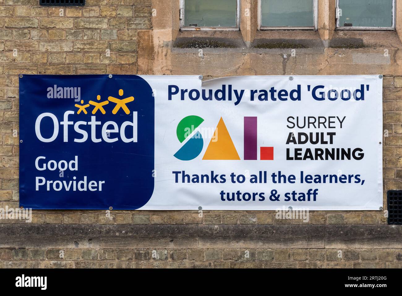 Ofsted Good Provider, Banner außerhalb des Surrey Erwachsenenbildungszentrums in Farnham, Surrey, England, Großbritannien Stockfoto