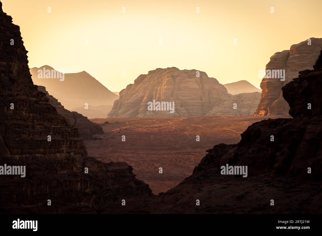 Das einzigartige Erlebnis, diese wunderschöne Wüste zu besuchen, macht Wadi Rum zu einem lohnenswerten Halt bei einem Besuch in Jordanien. Den Sonnenaufgang dabei zu erleben Stockfoto