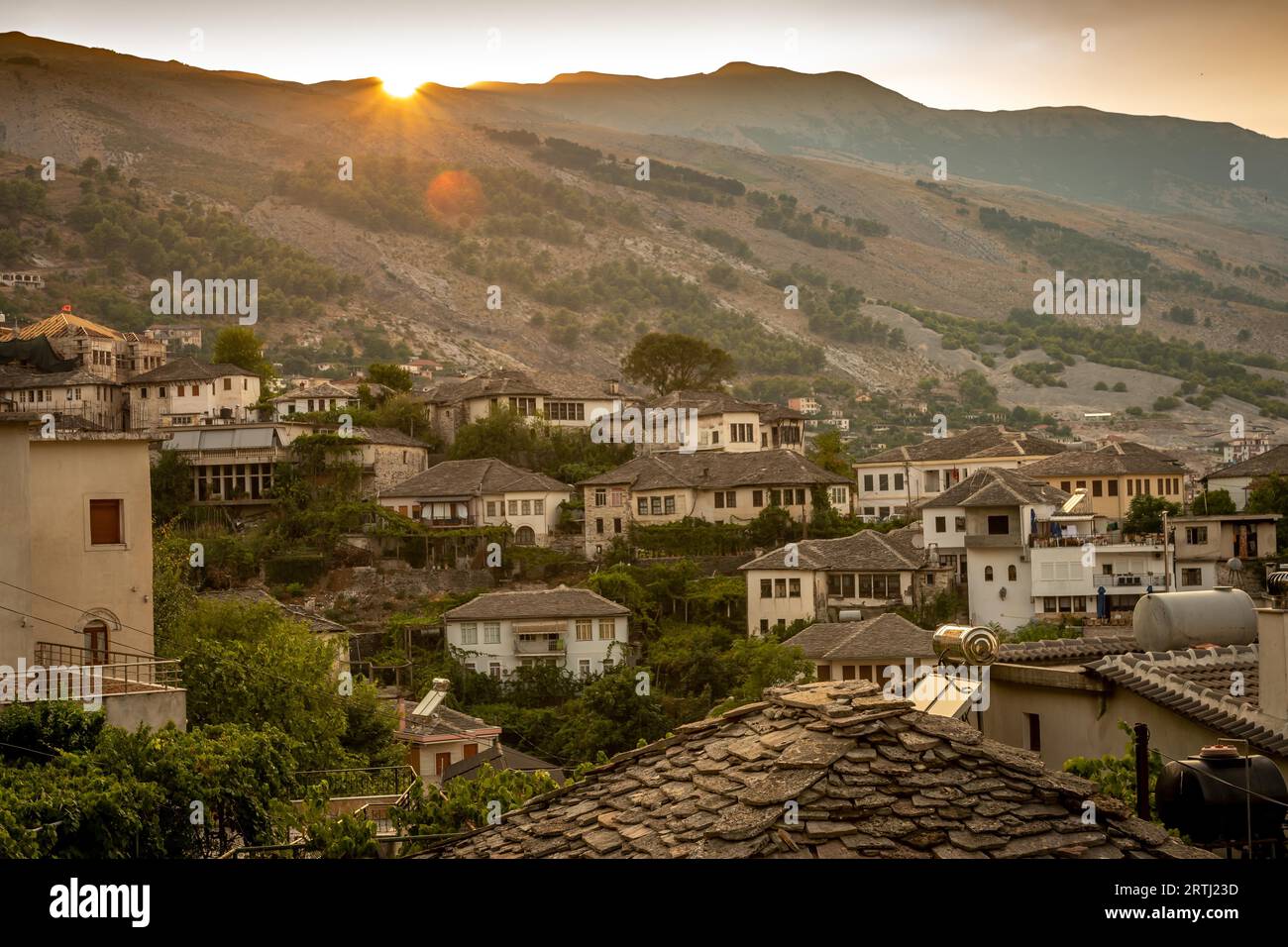 Albanien hat viele malerische Städte. Das historische Gjirokaster ist bekannt für sein osmanisches Erbe und eine der hübschesten Städte des Balkanlandes Stockfoto