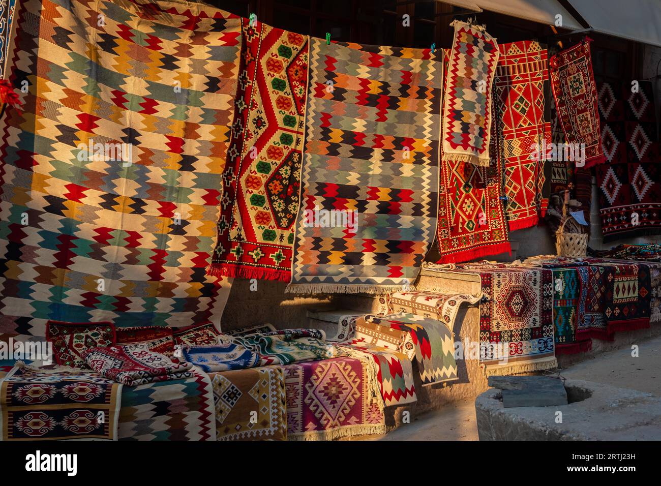 Gjirokaster, Albanien, ist ein wunderschönes UNESCO-Weltkulturerbe und auch ein Ort, um traditionelle albanische Teppiche zu kaufen, die vor Ort als Kilim bekannt sind. Stockfoto