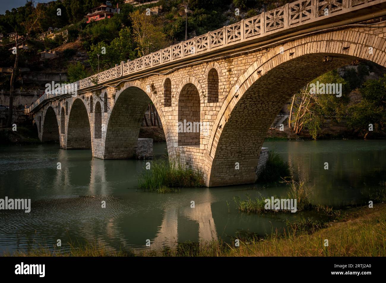 Gorica Steinbrücke und Bogen über den Fluss Osum, Berat, Albanien Stockfoto