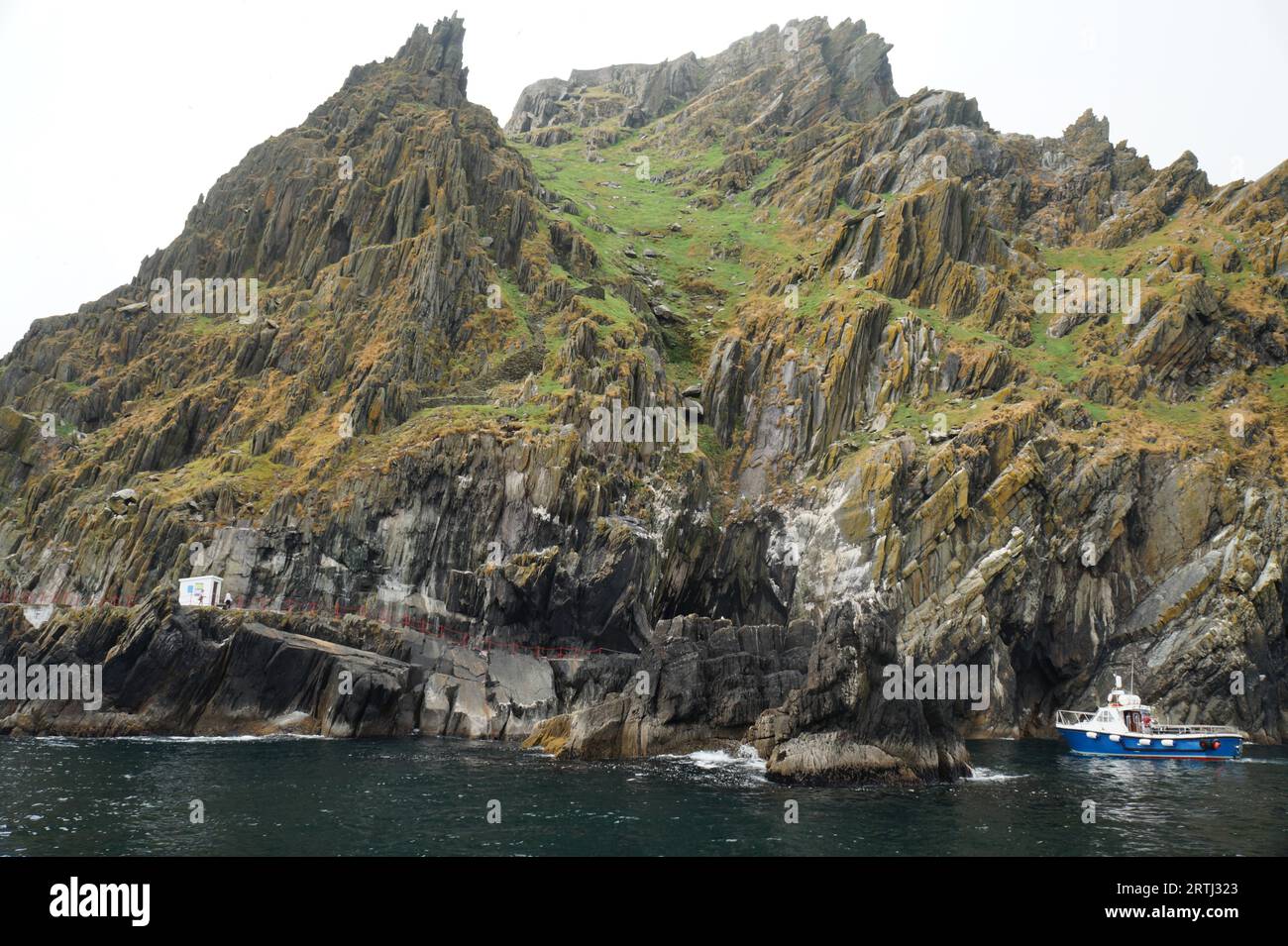 Die Insel Skellig Michael, auch bekannt als der große Skellig, ist die Heimat eines der bekanntesten, aber schwer erreichbaren mittelalterlichen Klöster Irlands Stockfoto