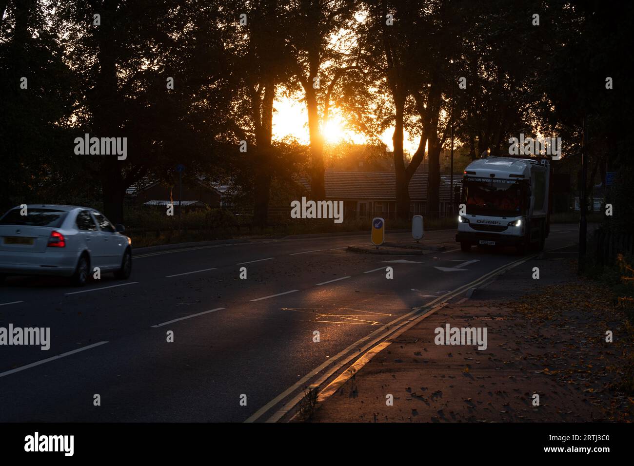Eine Straße bei Sonnenaufgang, Warwick, Großbritannien Stockfoto