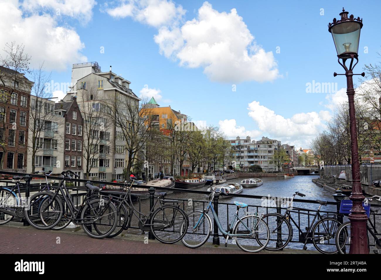 Fahrräder auf einer Brücke über den Zwanenburgwal in Amsterdam, Niederlande Stockfoto