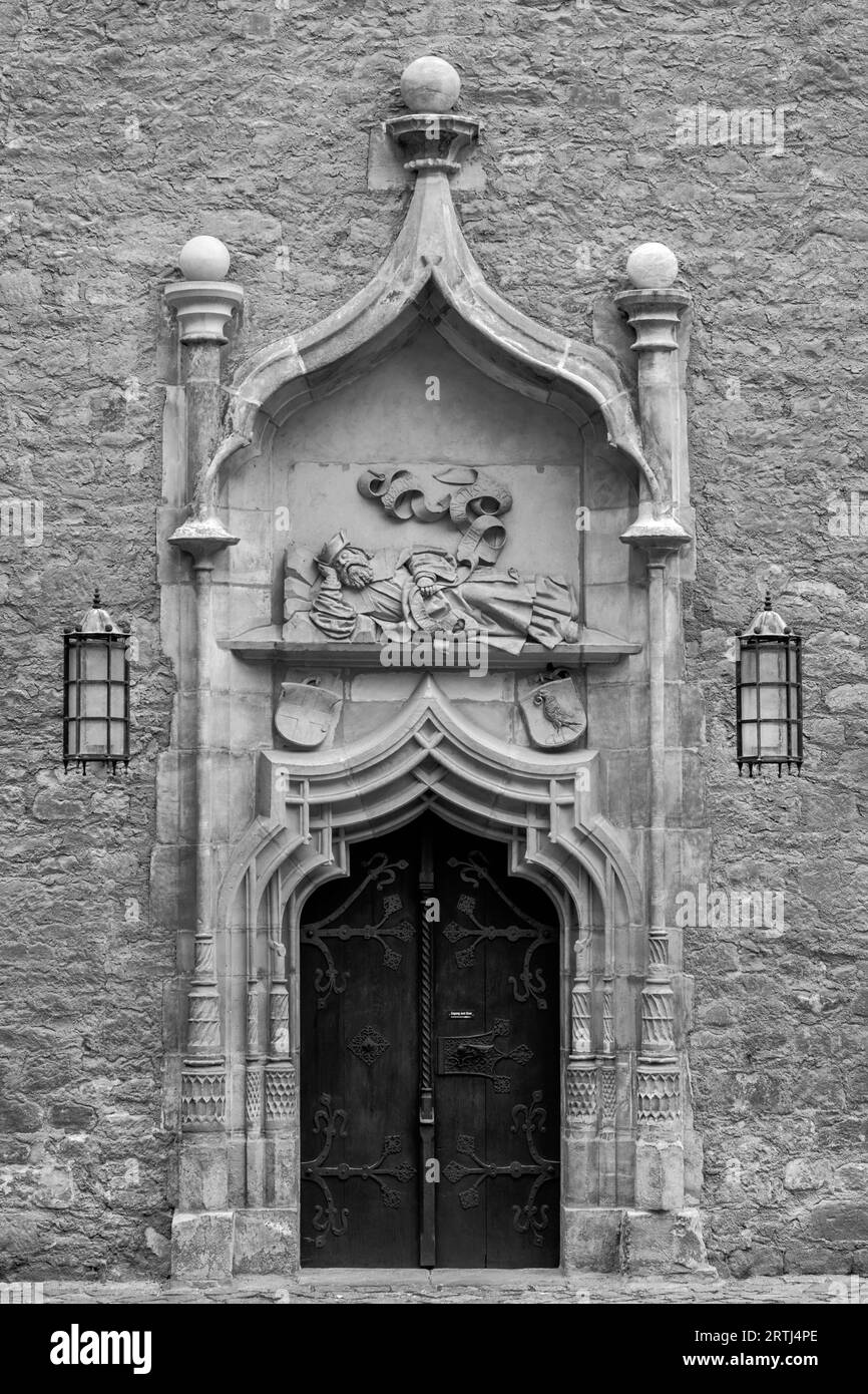 Am Merseburger Dom befindet sich dieses Portal, über dem ein erwachender Mann in orientalischer Kleidung auf einem Ruhebett dargestellt ist. Dieses Relief wird Supraporte genannt Stockfoto