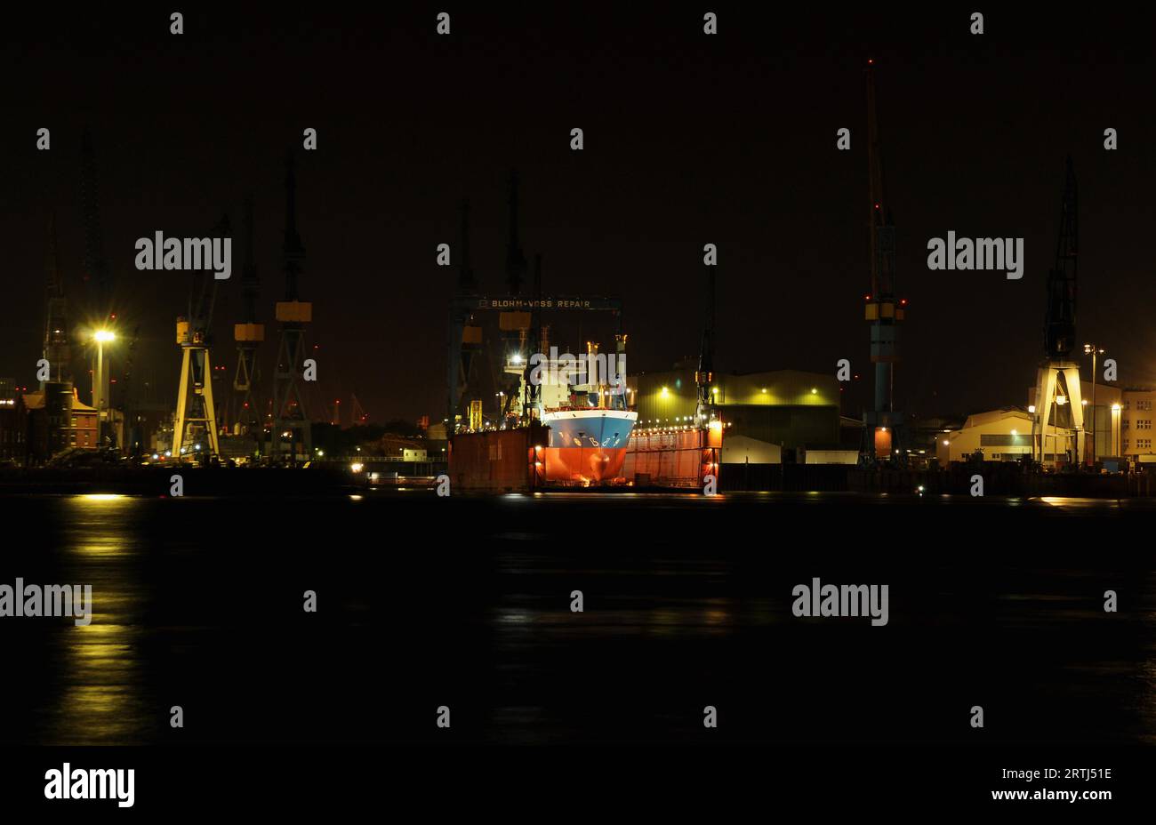 Nachtschicht im Trockendock Stockfoto