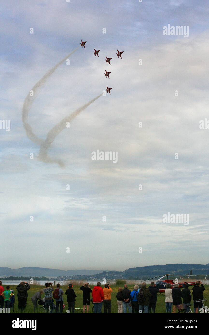 Patrouille Suisse Kunstflugstaffeltraining in Wangen, Lachen am Zürichsee in der Schweiz Stockfoto