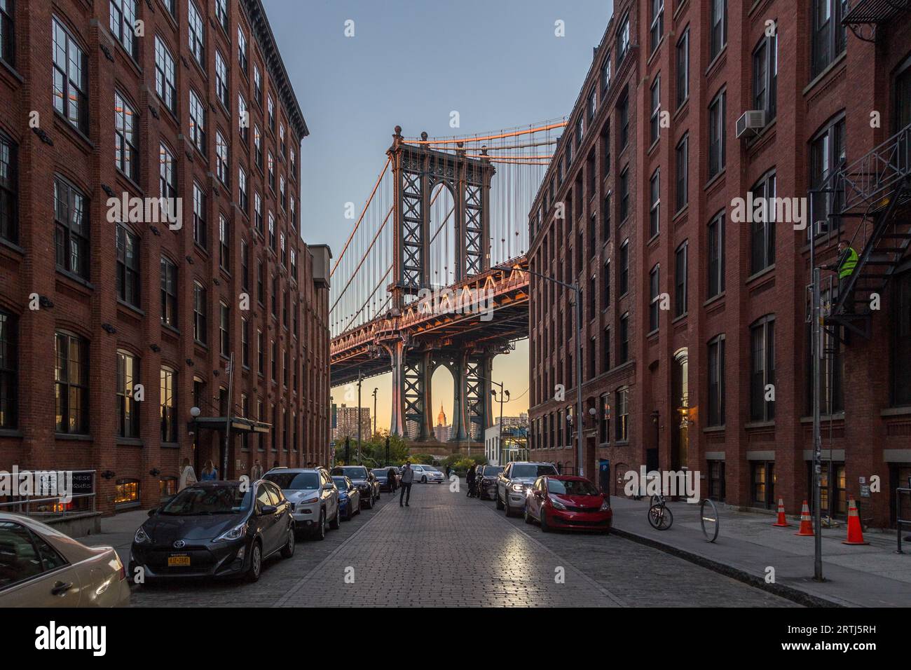 New York, United States of America, 18. November 2016: Säule der Manhattan Bridge aus einer Gasse im Distrikt Dumbo in Brooklyn Stockfoto