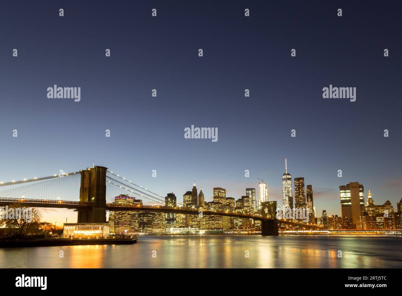 New York, Vereinigte Staaten von Amerika, 18. November 2016: Skyline von Lower Manhattan und Brooklyn Bridge während der Sonnenuntergangszeit Stockfoto