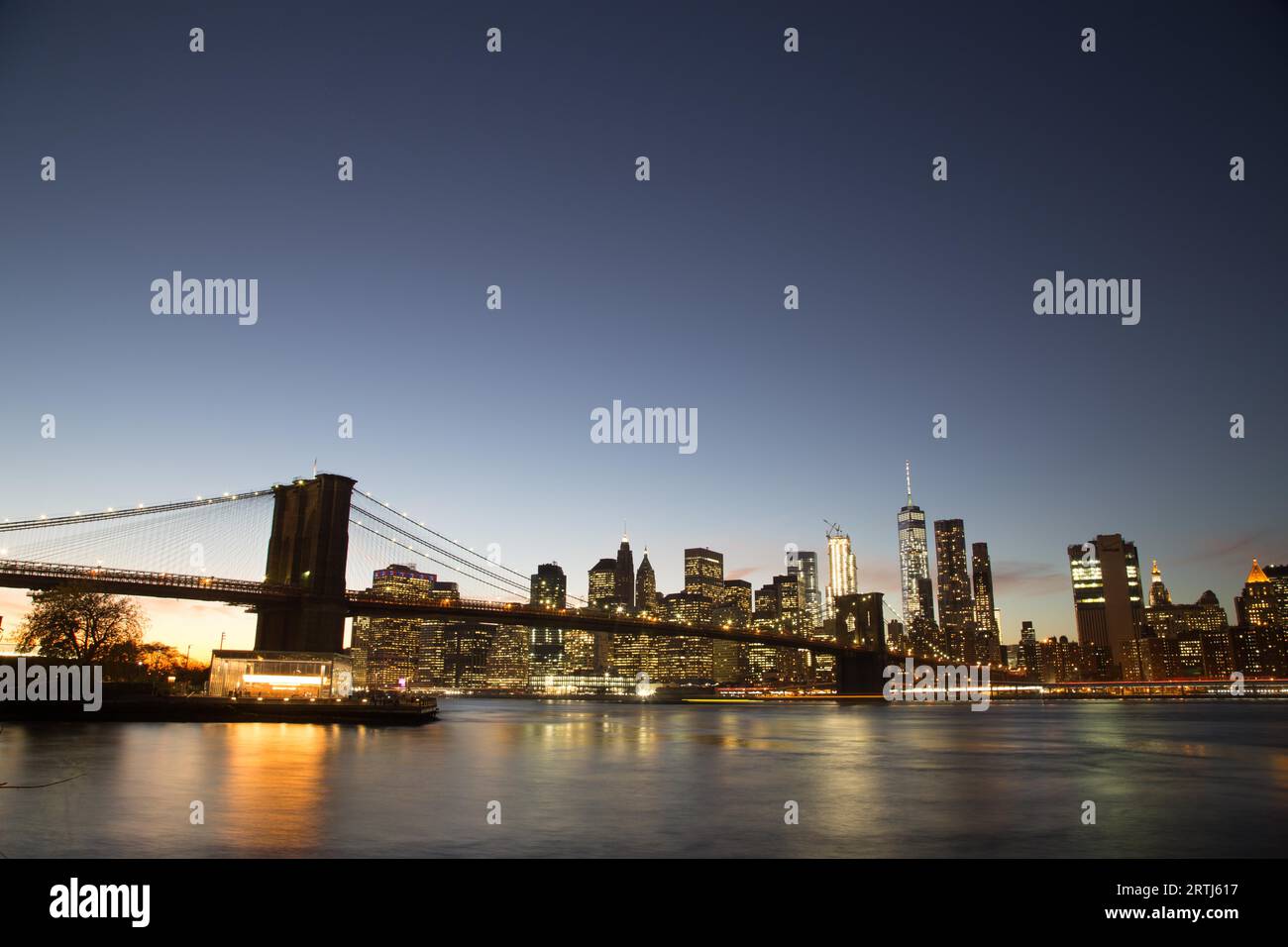 New York, Vereinigte Staaten von Amerika, 18. November 2016: Skyline von Lower Manhattan mit Brooklyn Bridge bei Sonnenuntergang Stockfoto