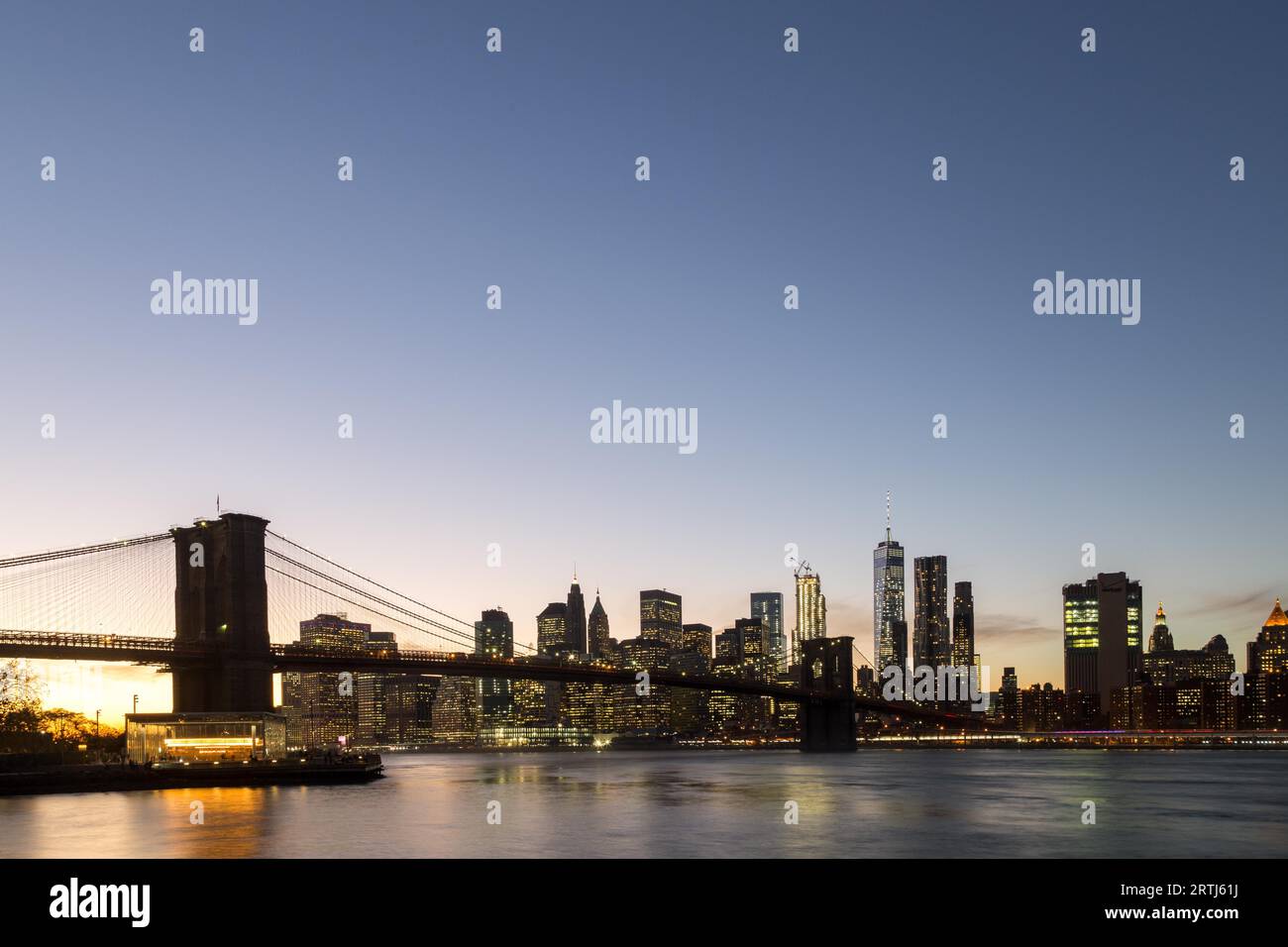 New York, Vereinigte Staaten von Amerika, 18. November 2016: Skyline von Lower Manhattan mit Brooklyn Bridge bei Sonnenuntergang Stockfoto