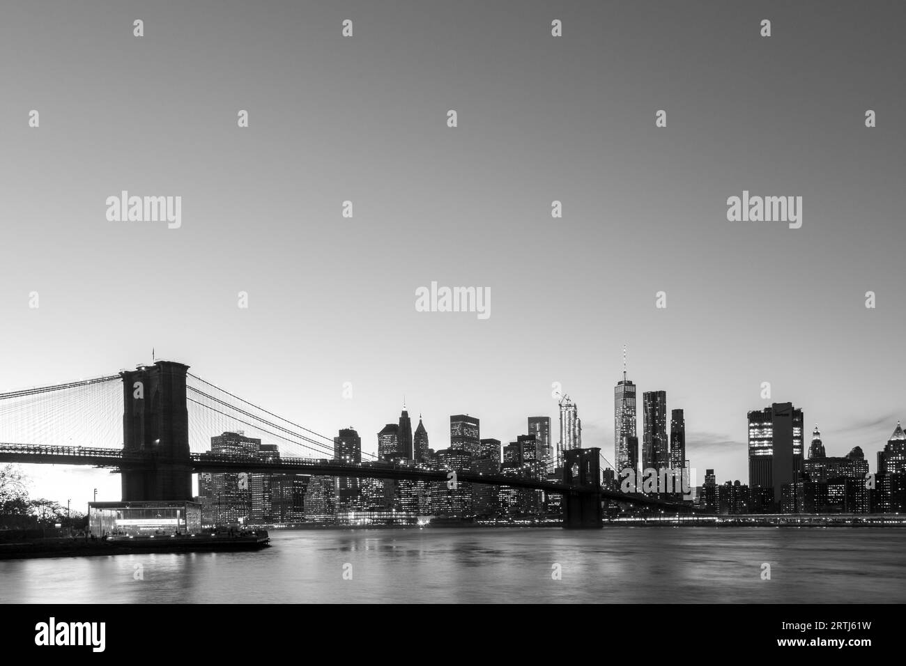 New York, Vereinigte Staaten von Amerika, 18. November 2016: Skyline von Lower Manhattan mit Brooklyn Bridge bei Sonnenuntergang Stockfoto