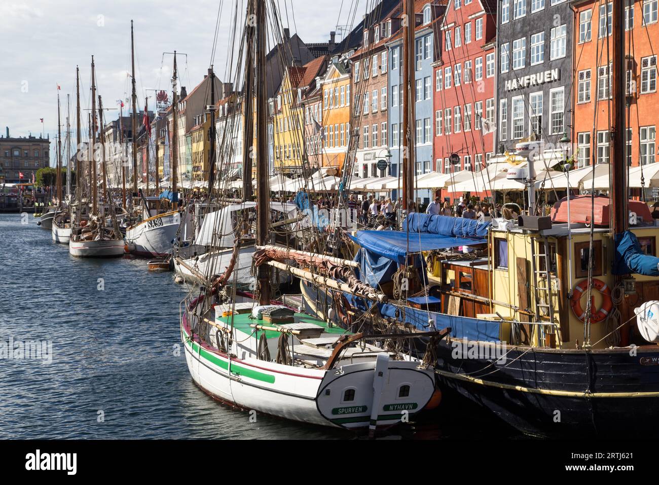 Kopenhagen, Dänemark, 17. August 2016: Blick auf den Hafen von Nyhavn mit Booten und Menschen an einem Sommertag Stockfoto