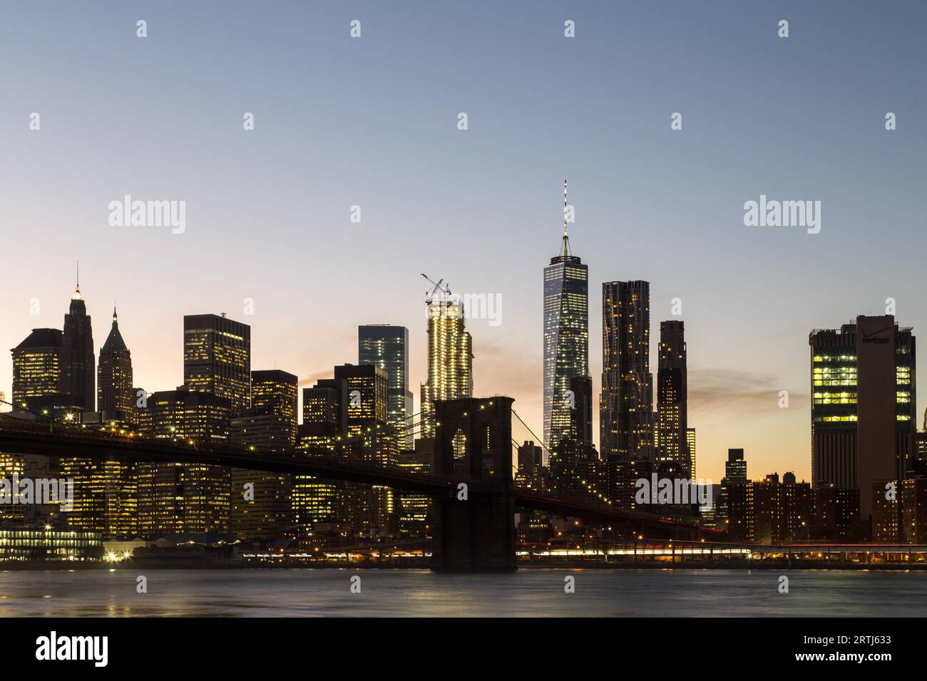New York, Vereinigte Staaten von Amerika, 18. November 2016: Skyline von Lower Manhattan mit Brooklyn Bridge bei Sonnenuntergang Stockfoto