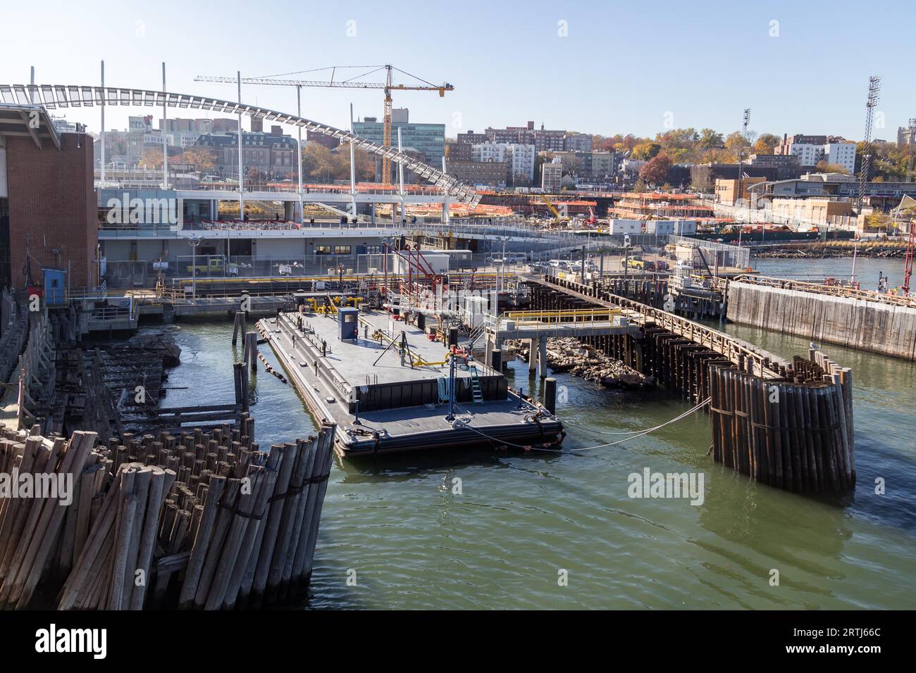Staten Island, Vereinigte Staaten von Amerika, 18. November 2016: Ein Ölkahn, der in einem Dock auf Staten Island verankert ist Stockfoto