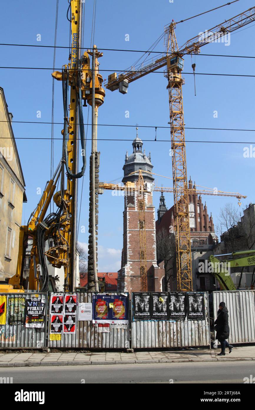Krakau. Krakau. Polen. Schwerpfahlbohrmaschine und Kran auf der Baustelle in Kazimierz. Stabstützung für einen neuen Wohnbau Stockfoto