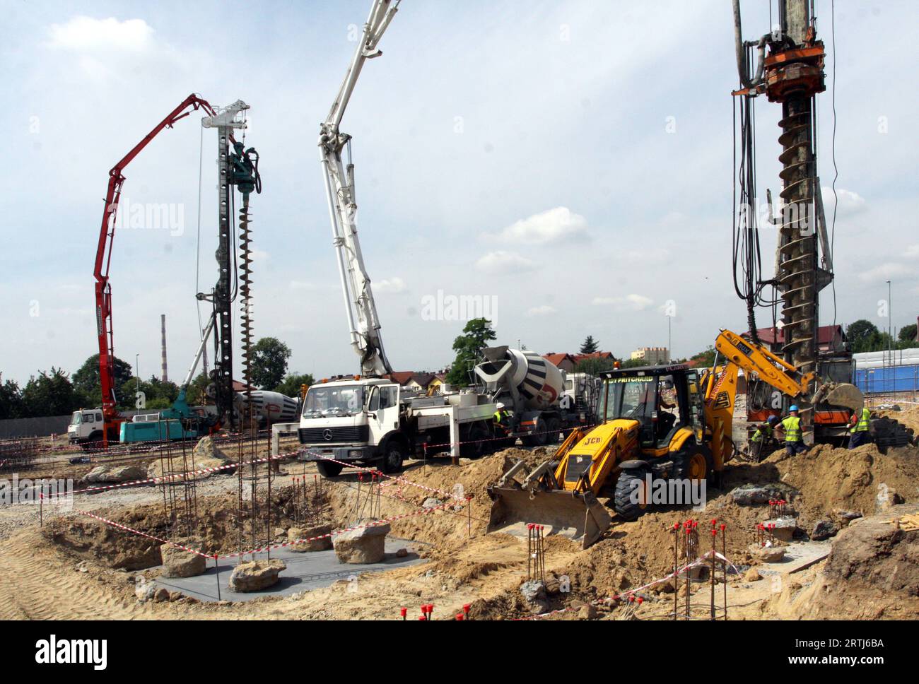Krakau. Krakau. Polen. Schwere Pfahlbohrmaschine und Kran auf der Baustelle. Platzierung der Pfostenstützung für ein neues Industriefabrikationsgebäude. Stockfoto