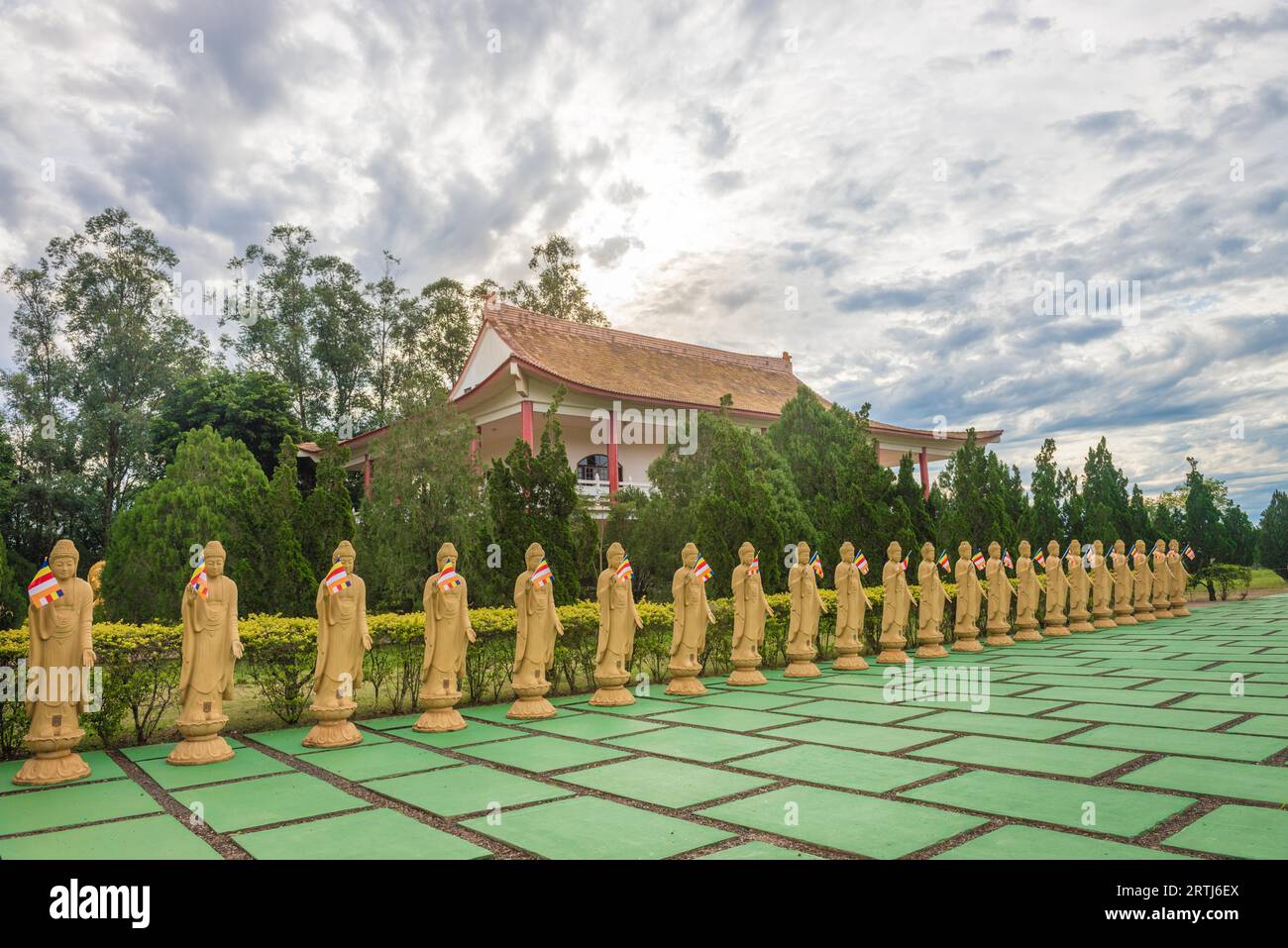 Viele Buddha-Statuen aus der Perspektive des buddhistischen Tempels in Foz do iguacu, Brasilien Stockfoto