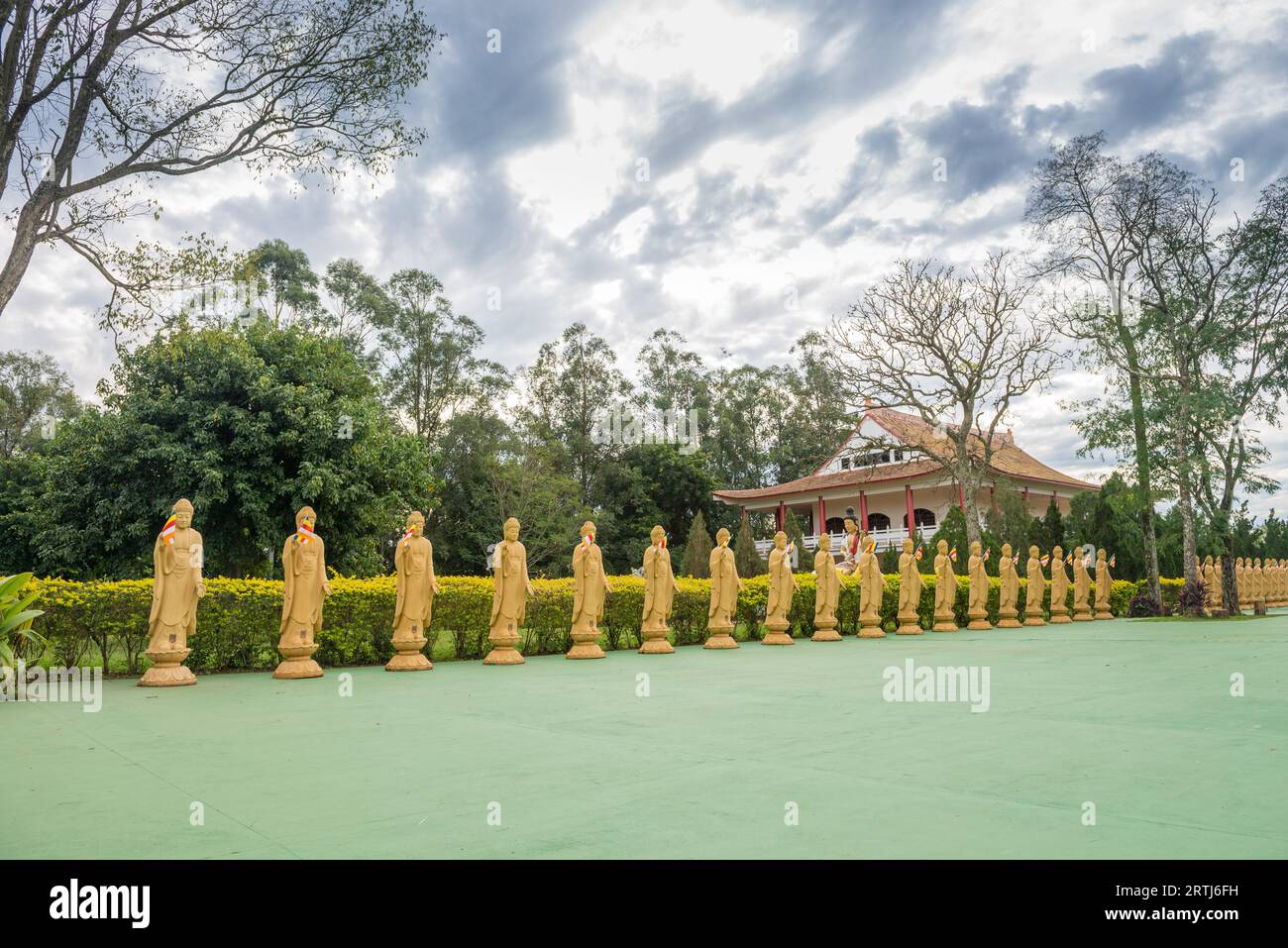 Viele Buddha-Statuen aus der Perspektive des buddhistischen Tempels in Foz do iguacu, Brasilien Stockfoto