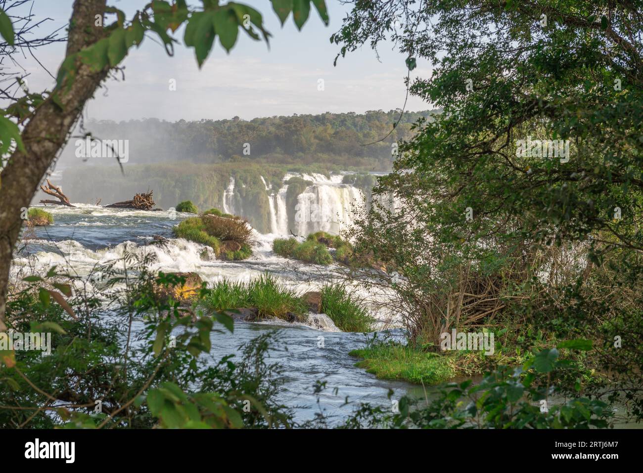 Die Iguazu-Wasserfälle mit Wolken und blauer Himmel im Hintergrund in Foz do Iguaçu, Brasilien Stockfoto