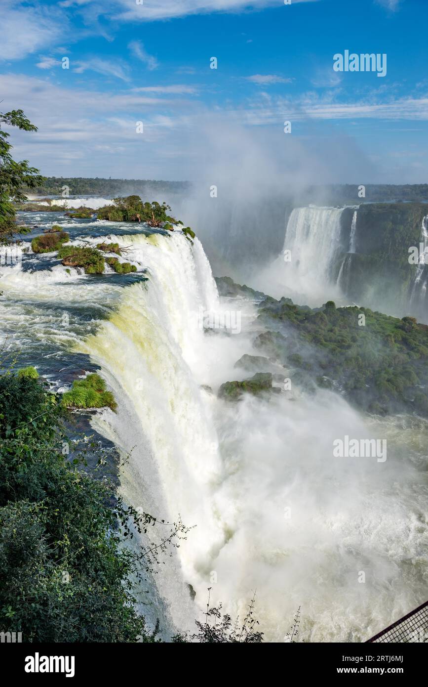 Das majestätische Cataratas Iguazu Wasserfälle, eines der Wunder der Welt in Foz do Iguacu, Brasilien Stockfoto